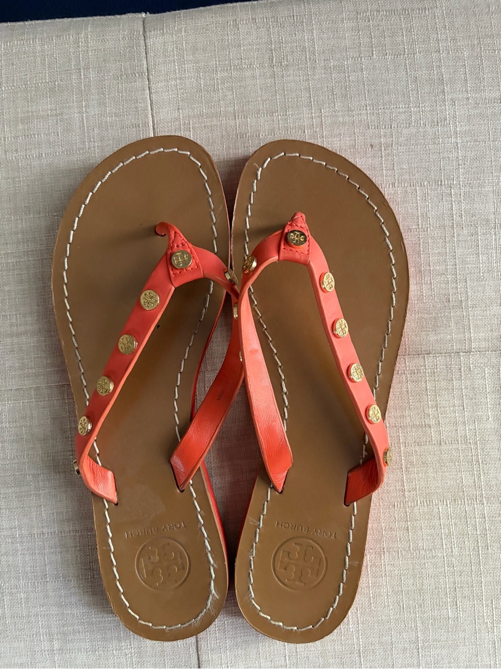 Tory Burch Coral Leather Logo-Stud Thong Sandals